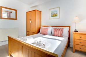 3 bedrooms, iron/ironing board, free WiFi, bed sheets - 2 Bed in St Ives (oc-clv2a) (Saint Ives)