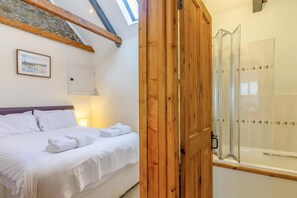 Iron/ironing board, travel cot, free WiFi, bed sheets - 2 Bed in St Ives (oc-slipct) (St Ives)