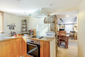 Microwave, oven, high chair, cookware/dishes/utensils - 2 Bed in St Ives (oc-slipct) (St Ives)