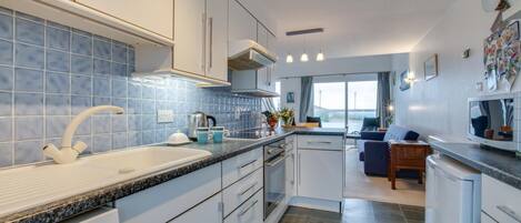 Microwave, oven, dishwasher, cookware/dishes/utensils