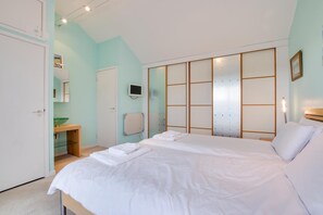Tabla de planchar con plancha, wifi gratis y ropa de cama 