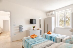 Tabla de planchar con plancha, wifi y ropa de cama 