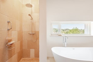 Ducha, secador de pelo, bidet, toallas
