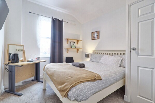 Schreibtisch, Bügeleisen/Bügelbrett, kostenloses WLAN, Bettwäsche