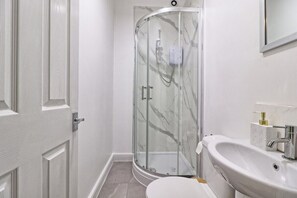 Dusche, Haartrockner, Handtücher