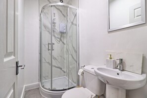 Dusche, Haartrockner, Handtücher