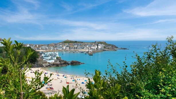 A coastal town with a beach, clear blue sky, and a view of the sea. - 2 Bed in St Ives (oc-killa) (St Ives)