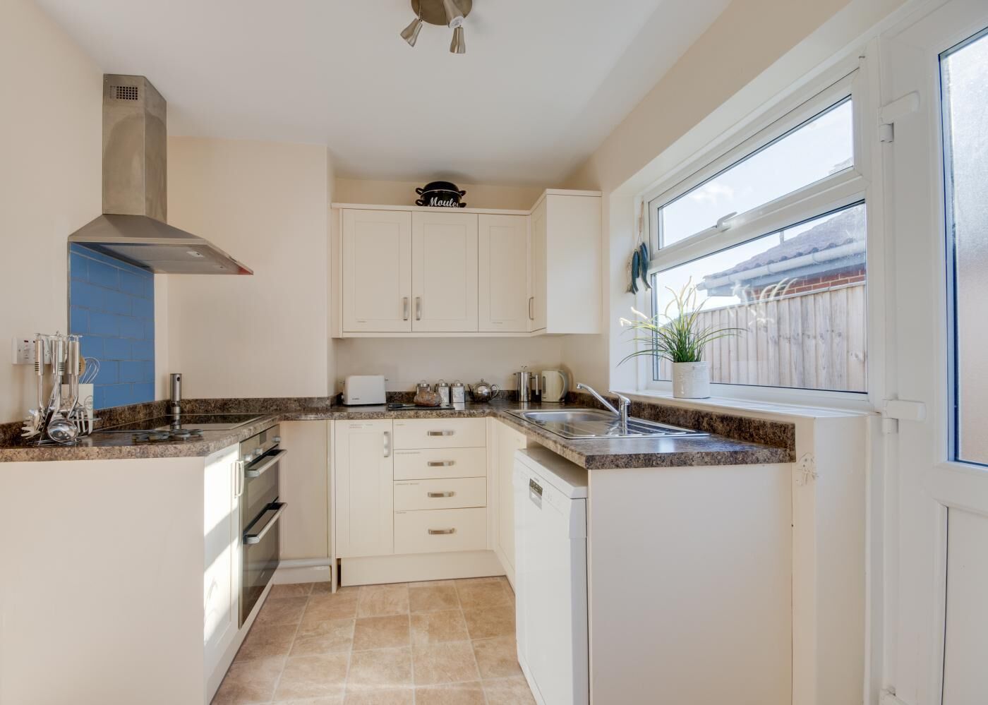 Micro-ondes, four, lave-vaisselle, chaise haute