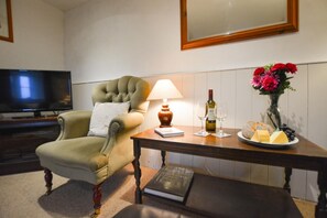 TV, fireplace - 3 Bed in Askrigg (oc-ds926) (Askrigg)