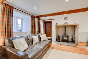 TV, fireplace - 3 Bed in Askrigg (oc-ds926) (Askrigg)