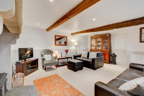 TV, fireplace - 3 Bed in Askrigg (oc-ds926) (Askrigg)