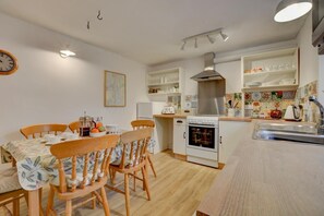 Microwave, oven, dishwasher, cookware/dishes/utensils - 3 Bed in Horton-in-Ribblesdale (oc-ds933) (Horton in Ribblesdale)