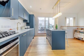 Microwave, oven, dishwasher, cookware/dishes/utensils - 2 Bed in Southwold (oc-tibw) (Southwold)