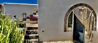 Holiday Home 'Dammuso Civulia Pantelleria' with Private Terrace, Wi-Fi and Air Conditioning