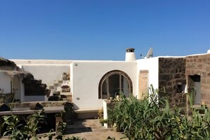 Exterior - Holiday Home 'Dammuso Civulia Pantelleria' with Private Terrace, Wi-Fi and Air Conditioning (pantelleria)