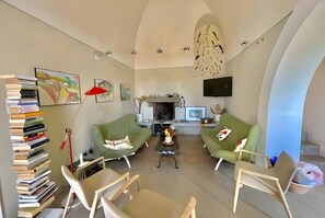 TV - Holiday Home 'Dammuso Civulia Pantelleria' with Private Terrace, Wi-Fi and Air Conditioning (pantelleria)