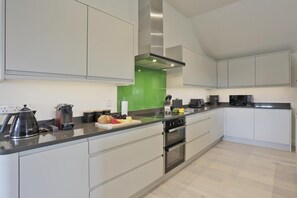 Mikrowelle, Ofen, Geschirrspüler, Hochstuhl