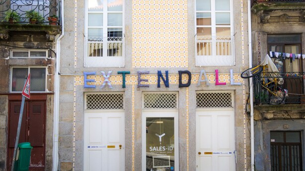 Un bâtiment sur lequel on peut lire l’inscription « EXTENDALL » au-dessus de l’entrée.