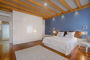Iron/ironing board, free WiFi, bed sheets - Stylish Studio with balcony for 3 in Taipas Center (Oporto)