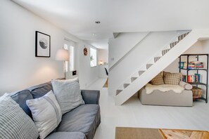 TV, fireplace - 2 Bed in Breage (oc-jobcot) (Breage)