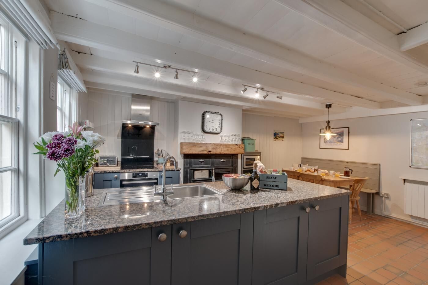 Microondas, horno, lavavajillas y utensilios de cocina