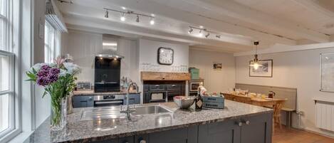 Mikrowelle, Ofen, Geschirrspüler, Kochgeschirr/Geschirr/Besteck