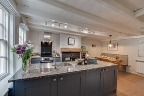 Microwave, oven, dishwasher, cookware/dishes/utensils - 3 Bed in Robin Hoods Bay (oc-r041) (Robin Hood's Bay)