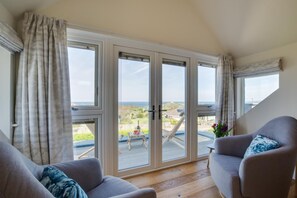 TV, fireplace - 4 Bed in Newquay (oc-p00709) (Newquay)