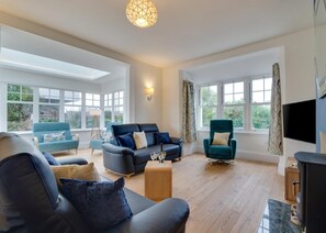TV, fireplace - 4 Bed in Newquay (oc-p00709) (Newquay)