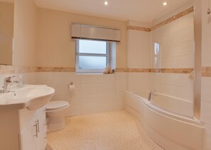A bathroom with a sink, toilet, and bathtub. - 3 Bed in Catterick (oc-ds934) (Catterick)