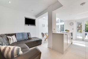 TV - 4 Bed in Padstow (oc-p00718) (Padstow)