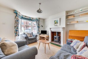 TV, fireplace - 2 Bed in Southwold (oc-aatrin) (Southwold)