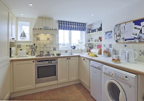 Microwave, oven, dishwasher, cookware/dishes/utensils - 3 Bed in Walberswick (oc-aaferr) (Walberswick)