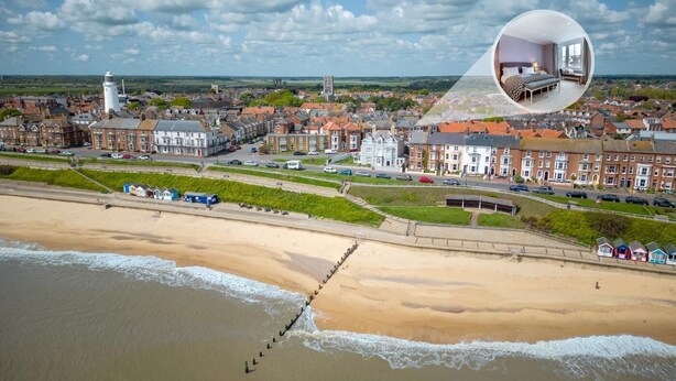 Eine Küstenstadt mit einem markanten Leuchtturm, einem Strand mit einer Promenade und einer detaillierten Nahaufnahme eines modernen Schlafzimmers mit einem großen Fenster und einem Bett.