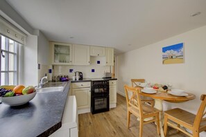 Microwave, oven, dishwasher, cookware/dishes/utensils - 2 Bed in Southwold (oc-aalavc) (Southwold)