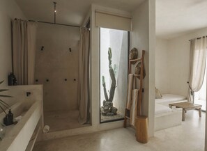 8 slaapkamers, een kluis op de kamer, een strijkplank/strijkijzer, wifi