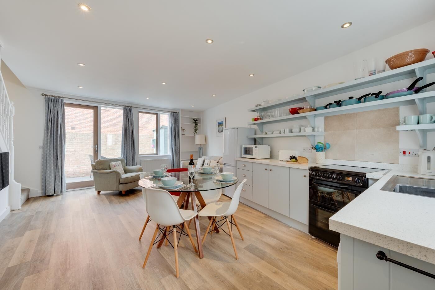 Microwave, oven, dishwasher, cookware/dishes/utensils