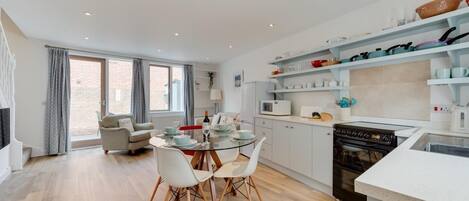 Mikrowelle, Ofen, GeschirrspĂŒler, Kochgeschirr/Geschirr/Besteck