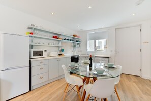 Microwave, oven, dishwasher, cookware/dishes/utensils - 2 Bed in Southwold (oc-aaeast) (Southwold)