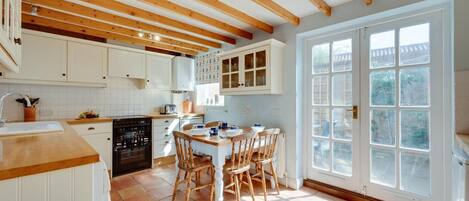 Micro-ondas, fogão, lava-louças, talheres/pratos/utensílios de cozinha