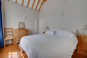 Tabla de planchar con plancha, wifi gratis y ropa de cama 