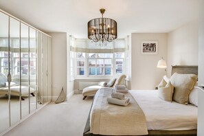 4 habitaciones, tabla de planchar con plancha y cuna de viaje 