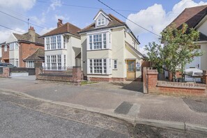 A two-story residential building with a front garden and a paved driveway. - 4 Bed in Southwold (oc-aalavh) (Southwold)