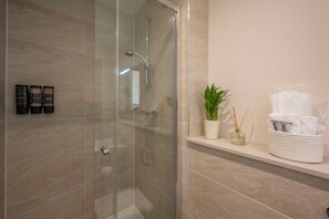 Shower, hair dryer, towels, soap - La Merveille - Luxury Studio in Leeds City Center (Leeds)