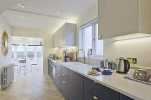 Microwave, oven, dishwasher, cookware/dishes/utensils - 2 Bed in Southwold (oc-aathca) (Southwold)