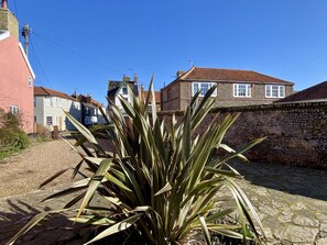 Property grounds - 2 Bed in Southwold (oc-aaeasc) (Southwold)