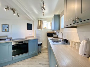 Microwave, oven, dishwasher, cookware/dishes/utensils - 2 Bed in Southwold (oc-aaeasc) (Southwold)