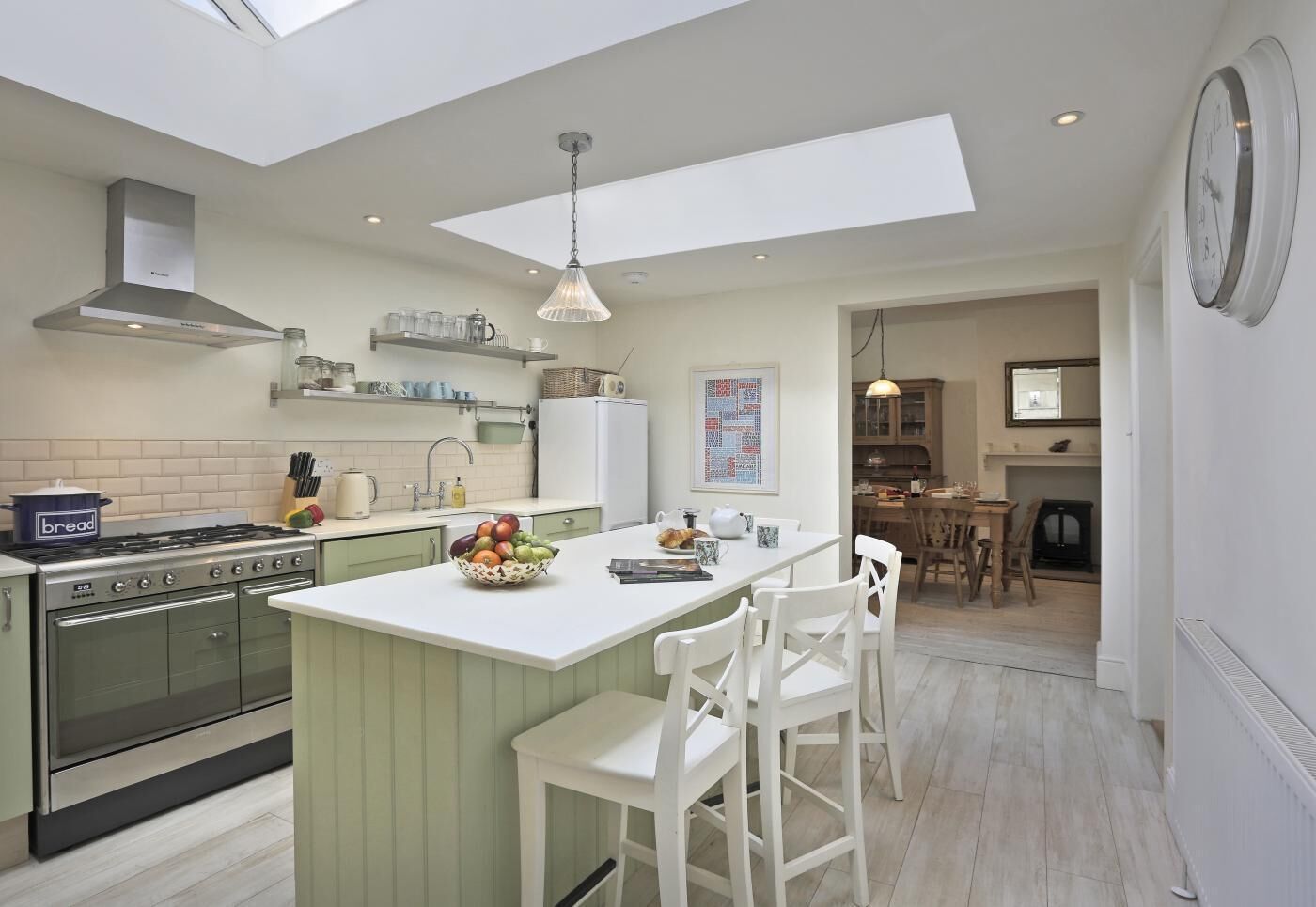 Mikrobølgeovn, ovn, opvaskemaskine, køkkentøj/tallerkener/redskaber