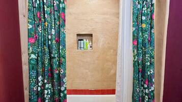 Serviettes fournies, savon, papier toilette