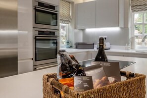 Mikroaaltouuni, uuni, astianpesukone, syöttötuoli